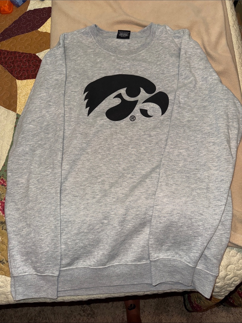 Men’s Colosseum Crewneck Iowa Hawkeye Sweatshirt